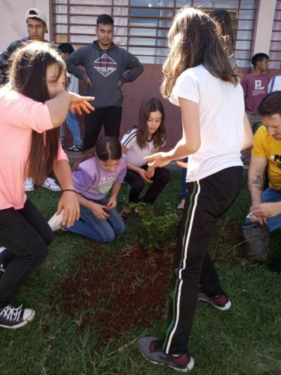 UFFS e Escola Agua Verde realizam plantio de Ã¡rvores atravÃ©s projeto Ponto De Cultura
